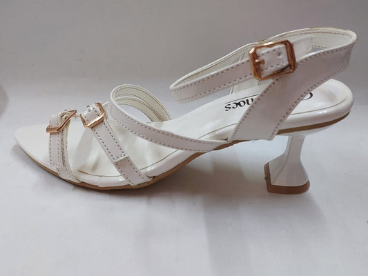 Sandales blanches vernies à brides et boucles dorées – Chic & confort intemporel
