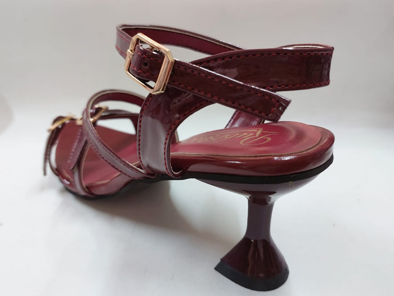 Sandales bordeaux vernies à brides et boucles dorées – Élégance audacieuse