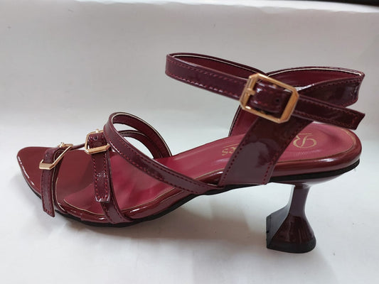 Sandales bordeaux vernies à brides et boucles dorées – Élégance audacieuse