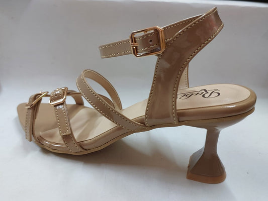 Sandales camel vernies à brides et boucles dorées – Élégance moderne & confort