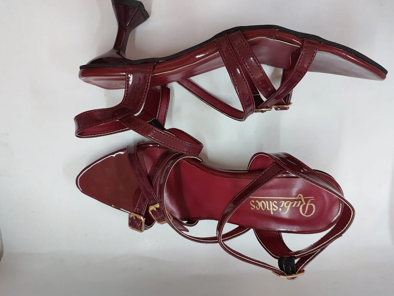 Sandales bordeaux vernies à brides et boucles dorées – Élégance audacieuse