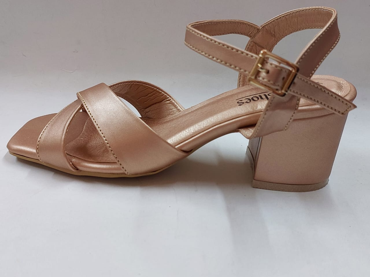 Sandales dorées satinées à brides croisées – Élégance & confort raffiné