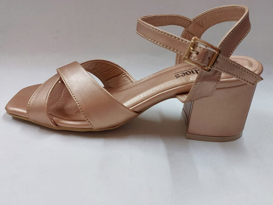 Sandales dorées satinées à brides croisées – Élégance & confort raffiné