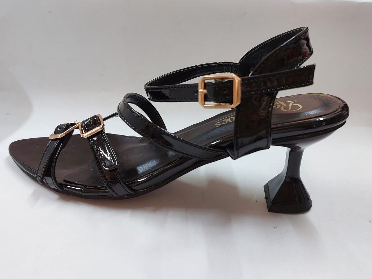 Sandales noires vernies à brides et boucles dorées – Élégance audacieuse & confort