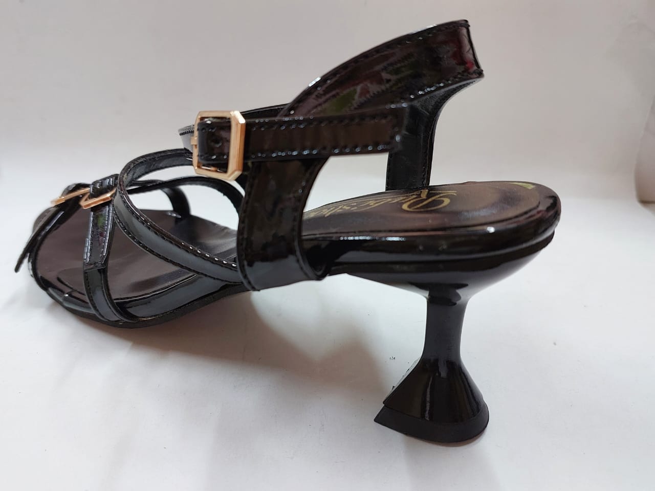Sandales noires vernies à brides et boucles dorées – Élégance audacieuse & confort