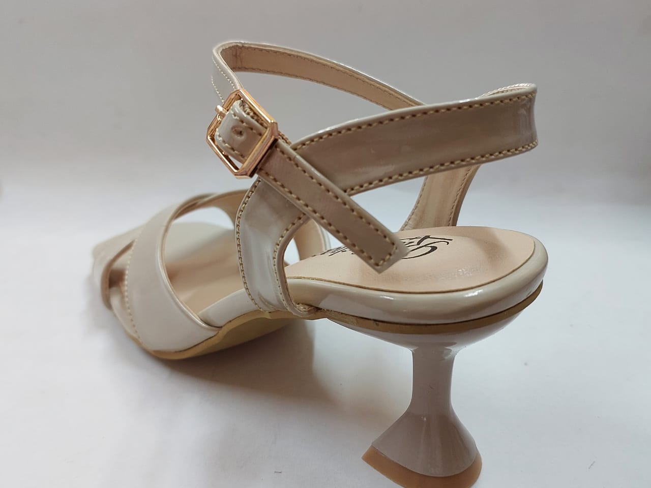 Sandales nude vernies à brides croisées – Élégance & confort quotidien