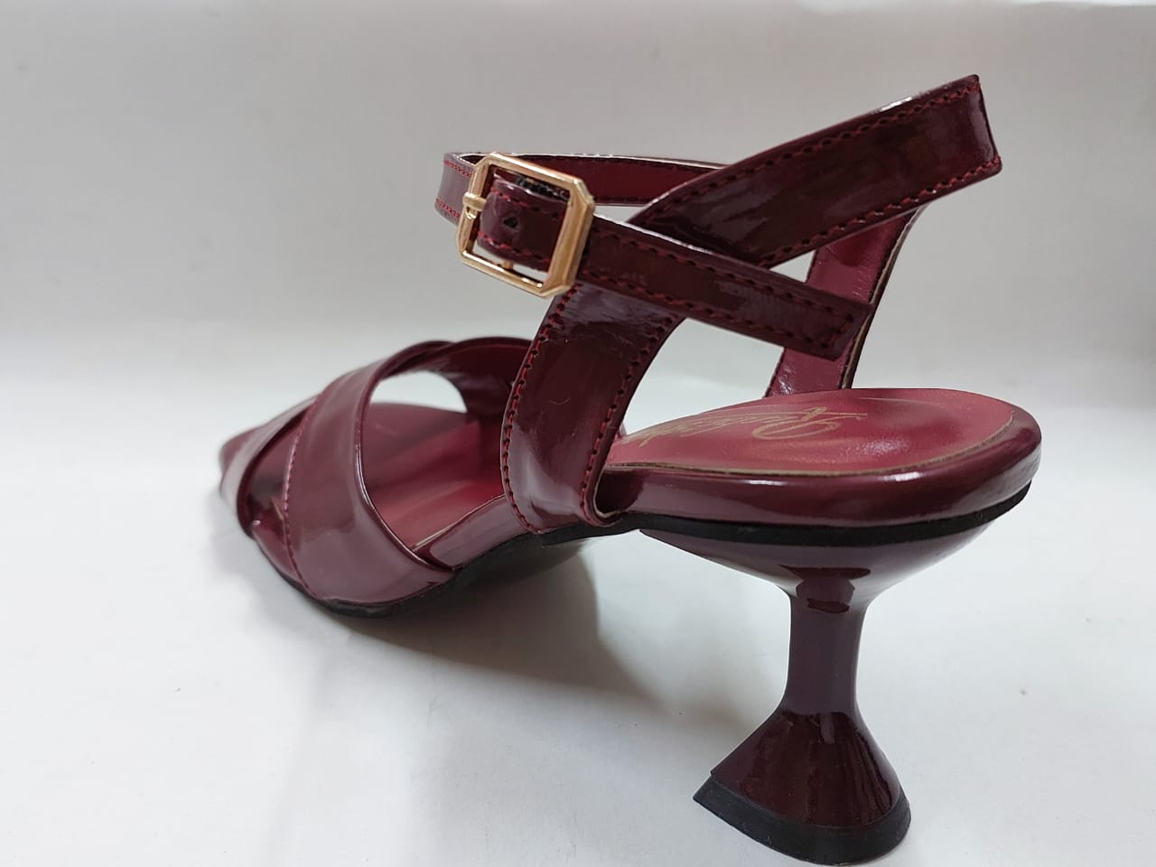 Sandales bordeaux vernies à brides croisées – Élégance & confort