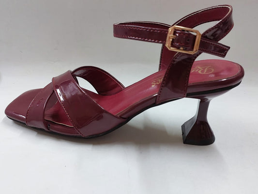 Sandales bordeaux vernies à brides croisées – Élégance & confort
