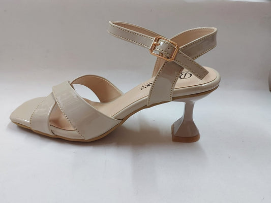 Sandales nude vernies à brides croisées – Élégance & confort quotidien