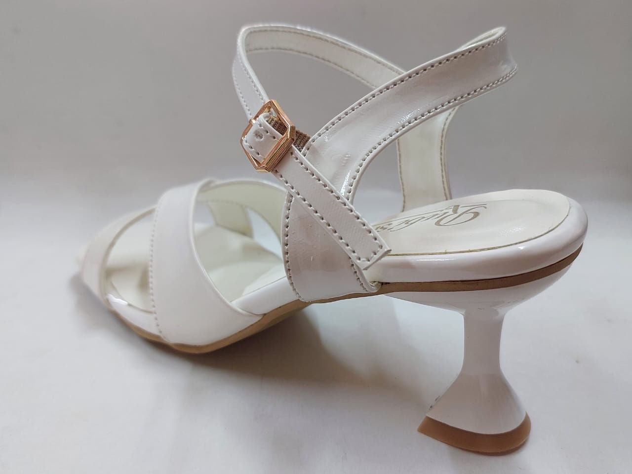 Sandales blanches vernies à brides croisées – Élégance intemporelle & confort