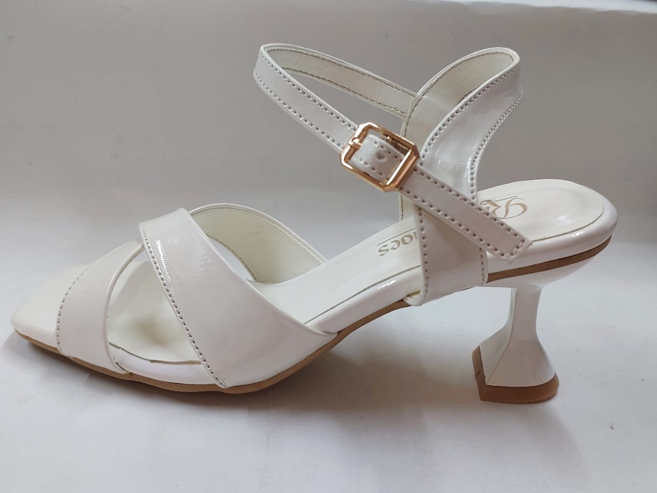 Sandales blanches vernies à brides croisées – Élégance intemporelle & confort