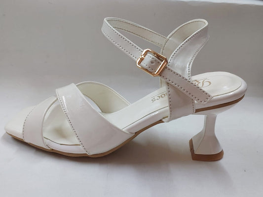 Sandales blanches vernies à brides croisées – Élégance intemporelle & confort