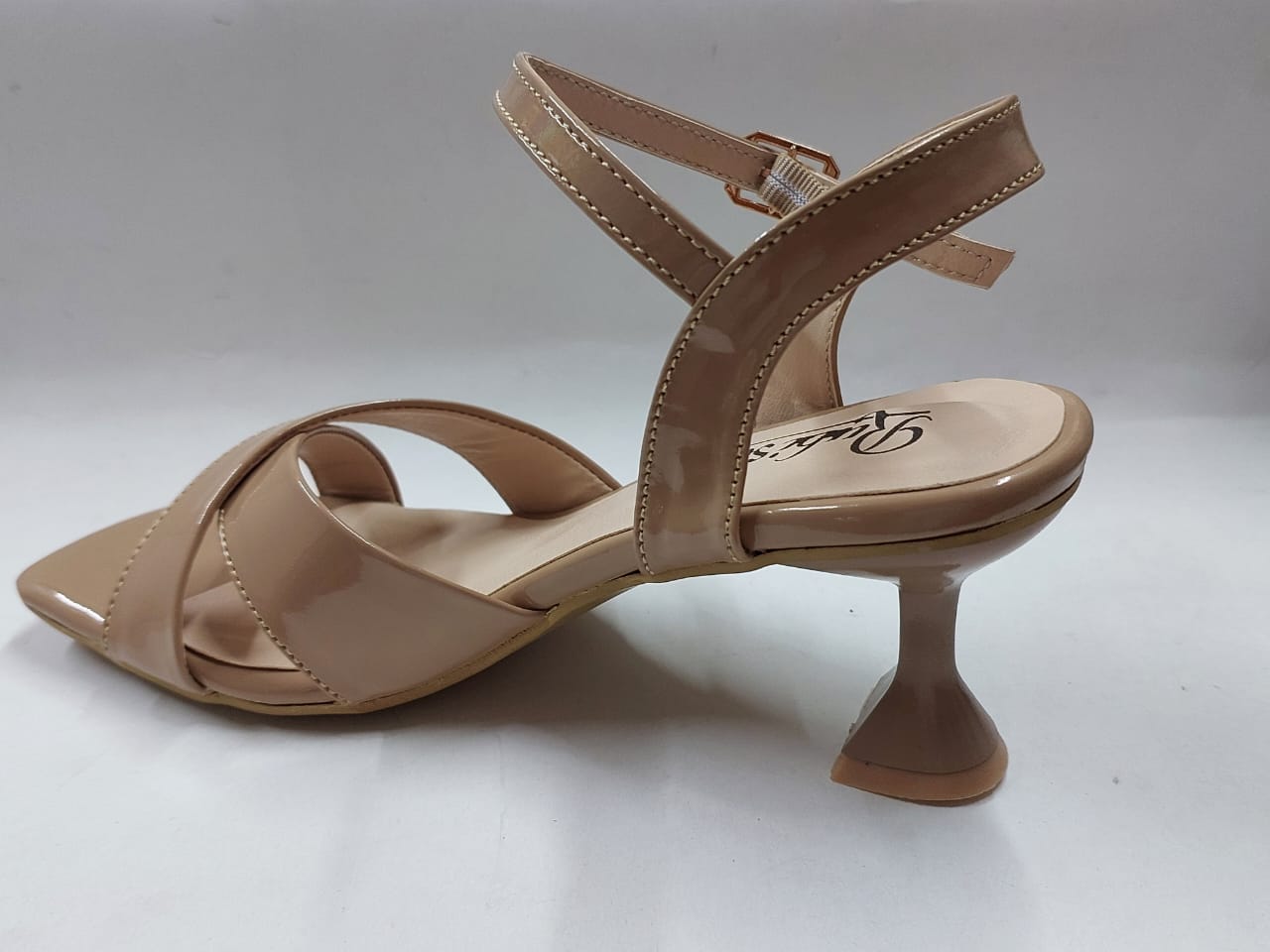 Sandales camel vernies à brides croisées – Élégance moderne & confort