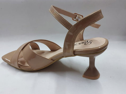 Sandales camel vernies à brides croisées – Élégance moderne & confort