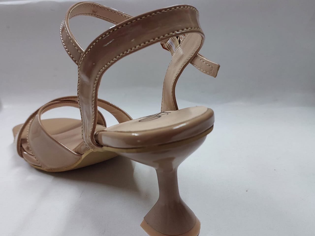 Sandales camel vernies à brides croisées – Élégance moderne & confort