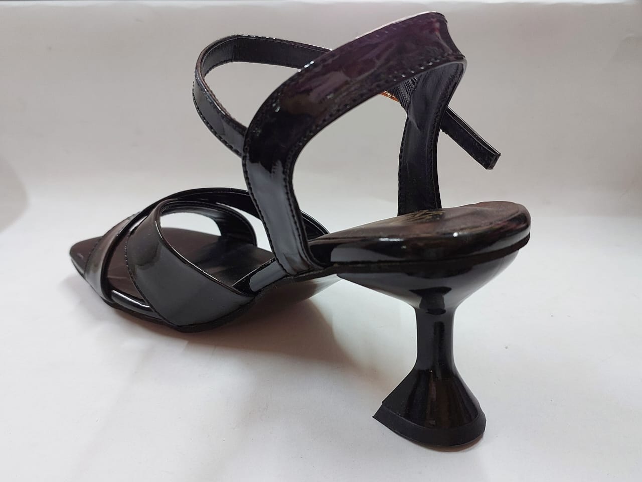 Sandales noires vernies à brides croisées – Chic & confort intemporel