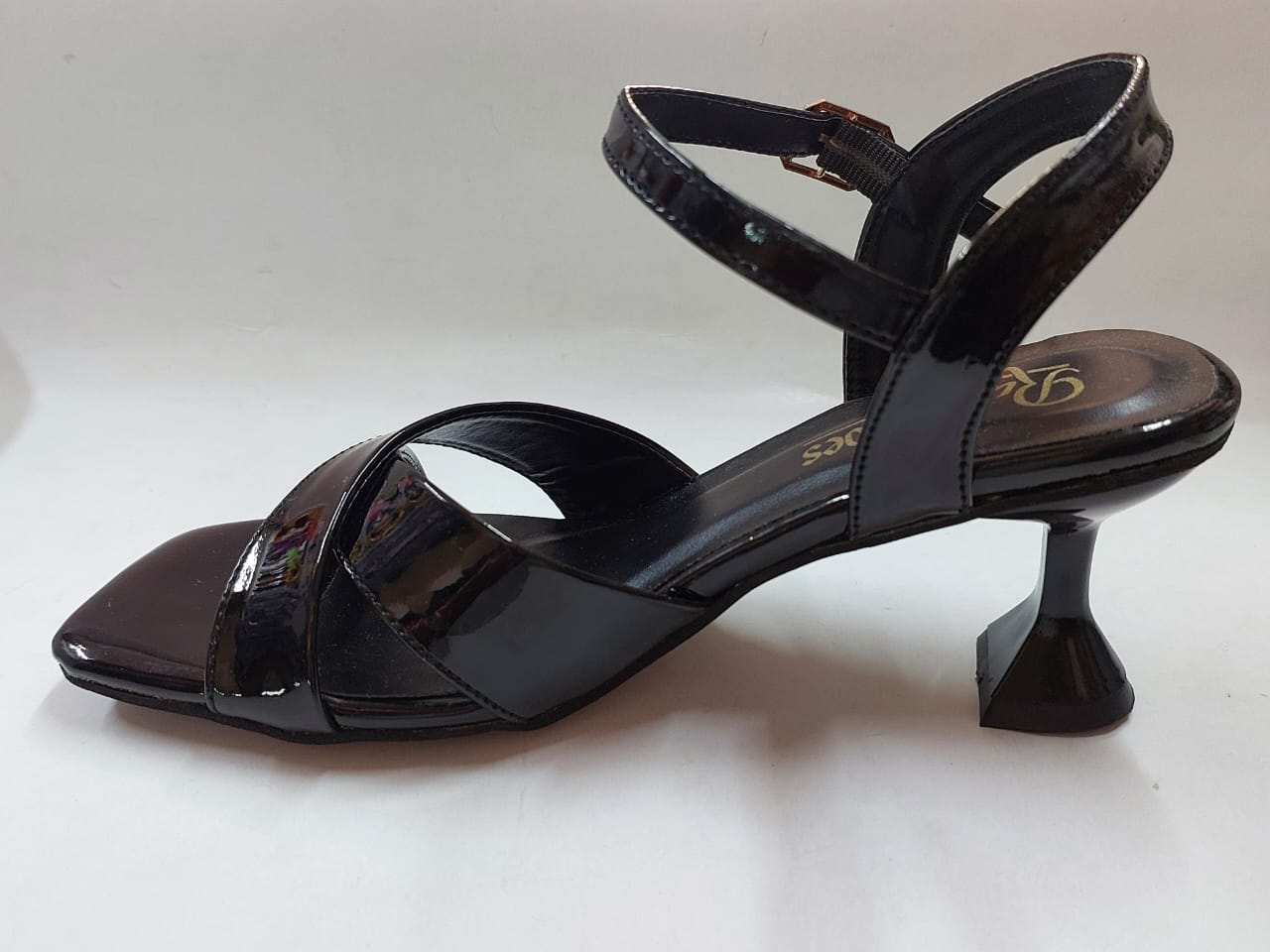 Sandales noires vernies à brides croisées – Chic & confort intemporel