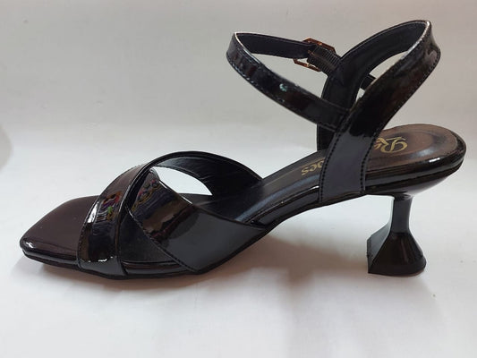 Sandales noires vernies à brides croisées – Chic & confort intemporel