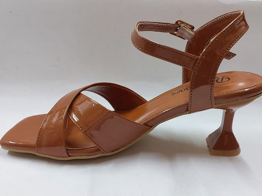 Sandales caramel vernies à brides croisées – Chic & confort assuré