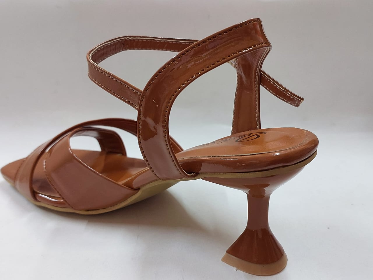Sandales caramel vernies à brides croisées – Chic & confort assuré