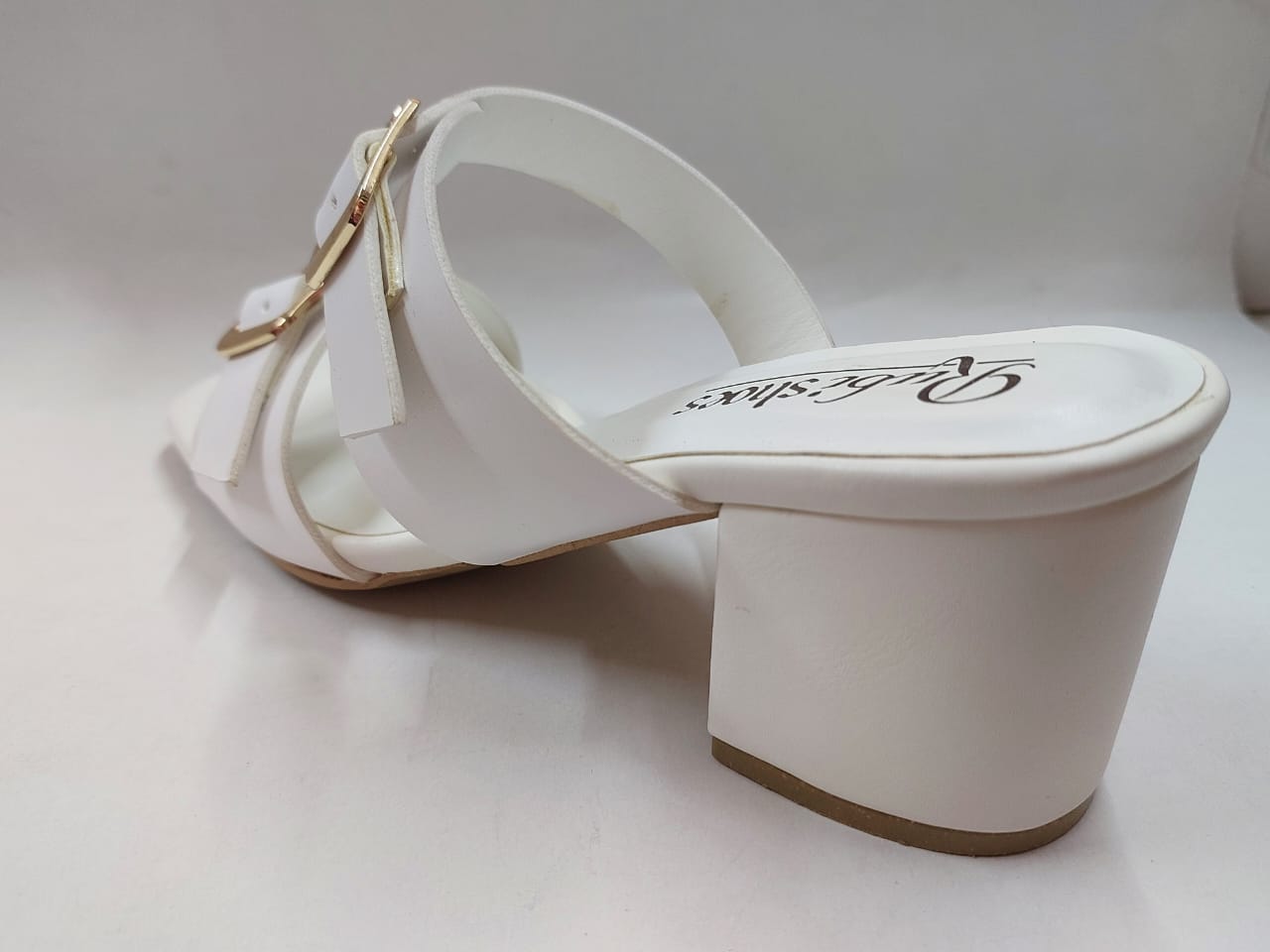 Mules blanches à brides et boucles dorées – Élégance intemporelle & confort