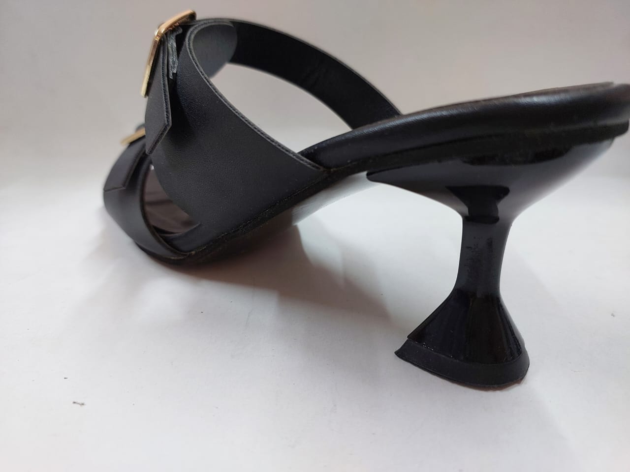 Mules noires à brides et boucles dorées – Chic intemporel & confort