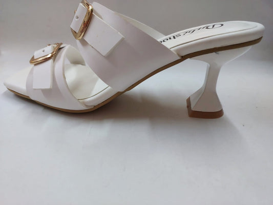 Mules blanches à brides et boucles dorées – Élégance & confort