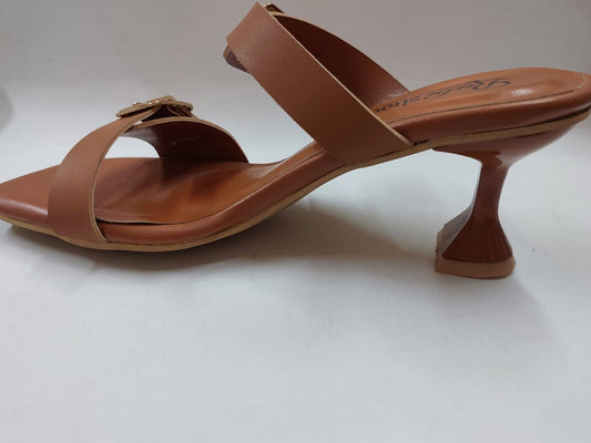 Mules caramel à brides et boucles dorées – Élégance moderne & confort