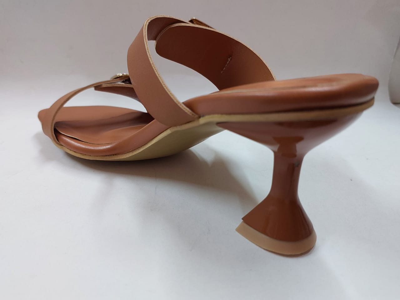 Mules caramel à brides et boucles dorées – Élégance moderne & confort