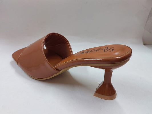 Mules caramel vernies à bout carré – Élégance moderne & confort