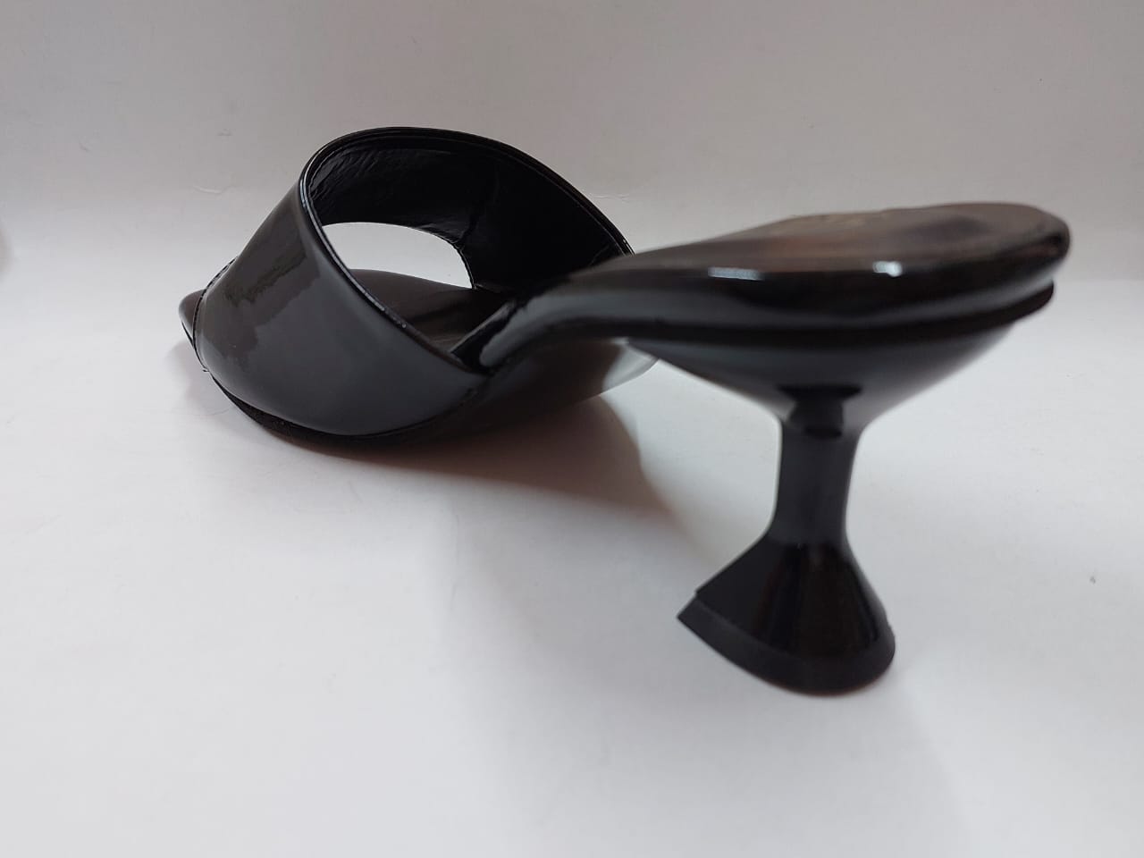 Mules noires vernies à bout carré – Chic intemporel & confort