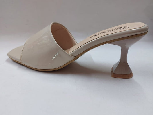 Mules vernies beige à bout carré – Élégance minimaliste & confort