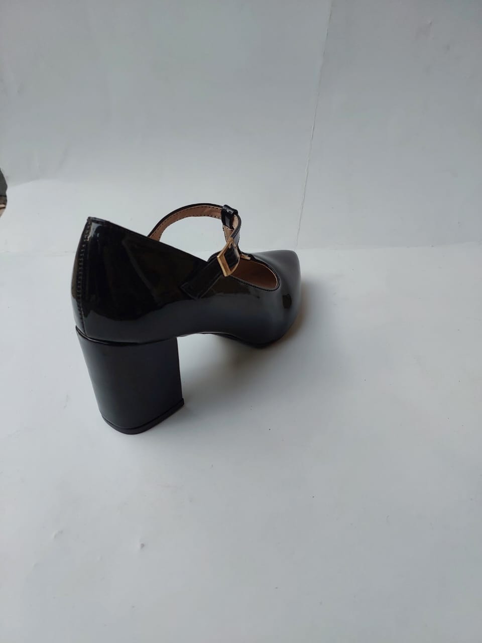 Escarpins noirs vernis à brides croisées et talon bloc – Élégance et confort