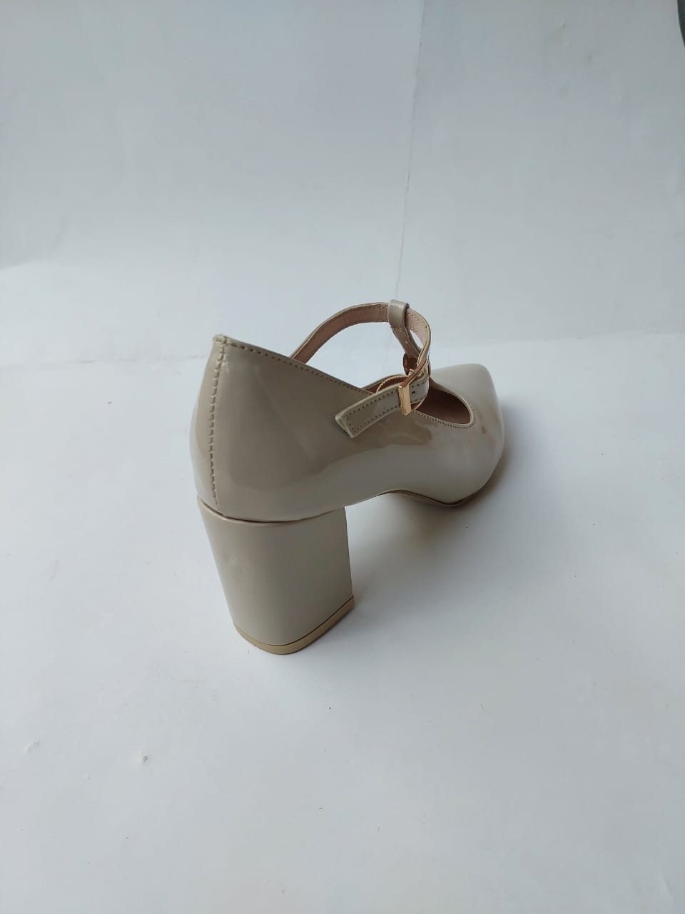 Escarpins beiges vernis avec bride T-bar et talon bloc – Chic & Confort