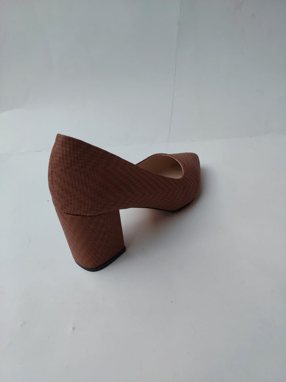 Escarpins à talon bloc texturé camel – Élégance et confort
