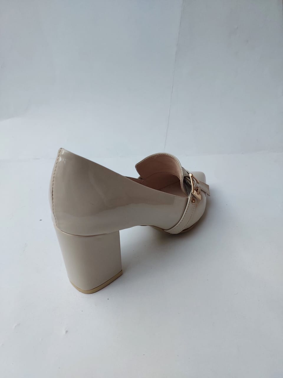 Mocassins à talon bloc avec boucle dorée – Élégance et confort