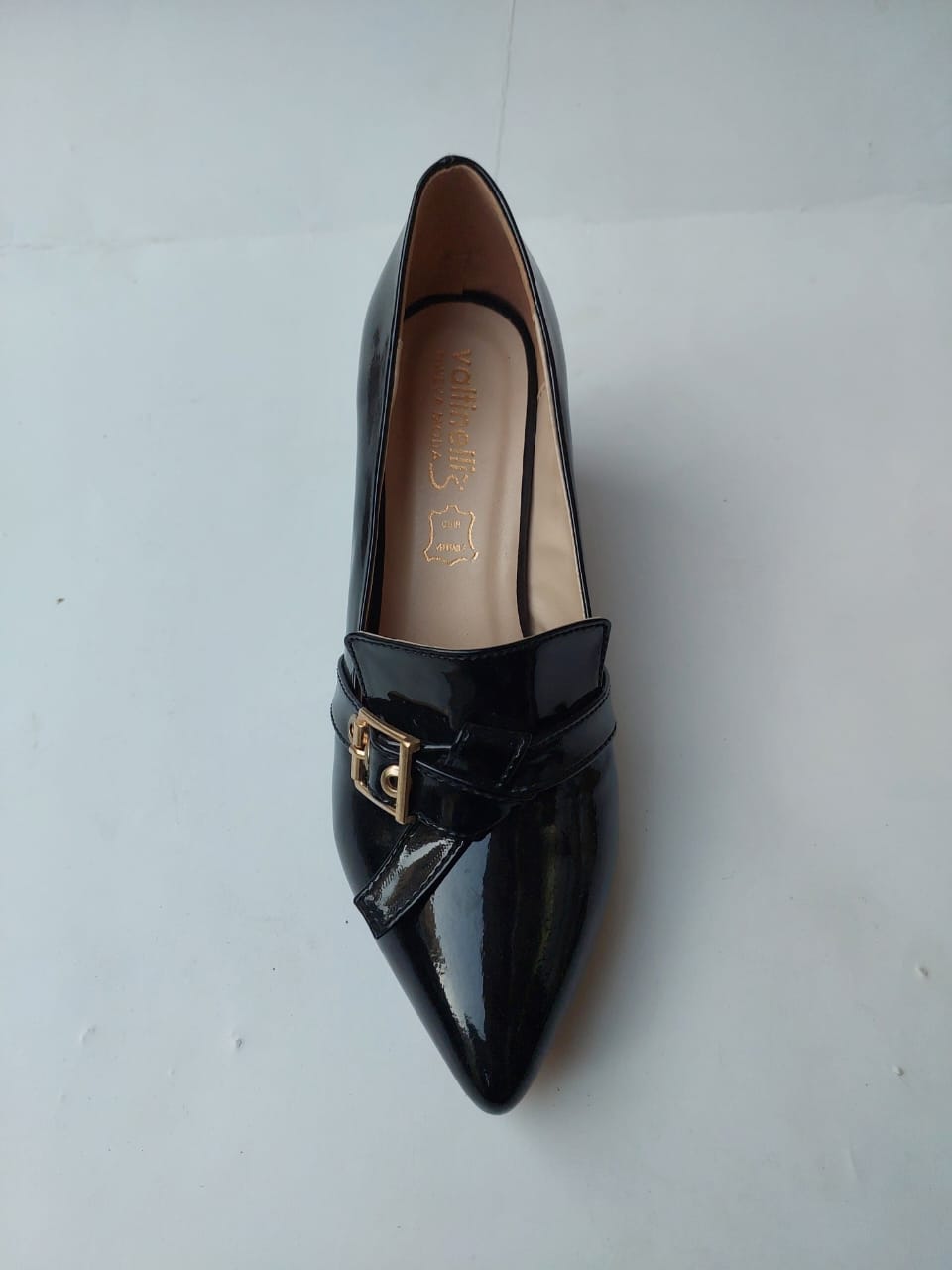 Mocassins noirs vernis à talon bloc avec boucle dorée – Élégance intemporelle