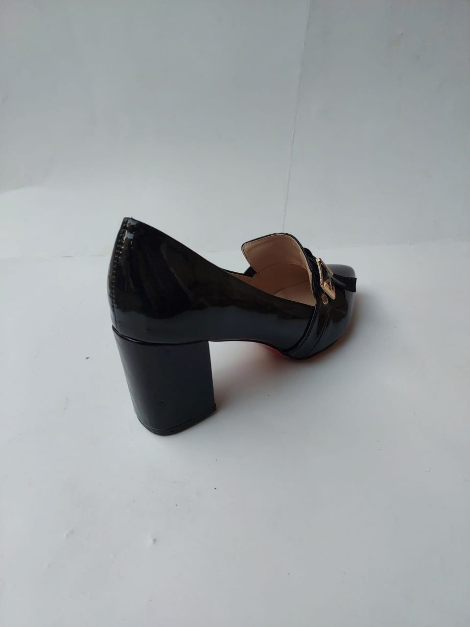Mocassins noirs vernis à talon bloc avec boucle dorée – Élégance intemporelle