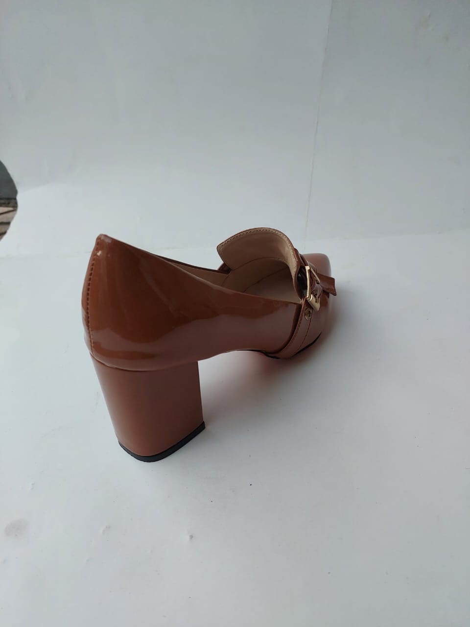 Mocassins camel vernis à talon bloc avec boucle dorée – Style chic et confortable
