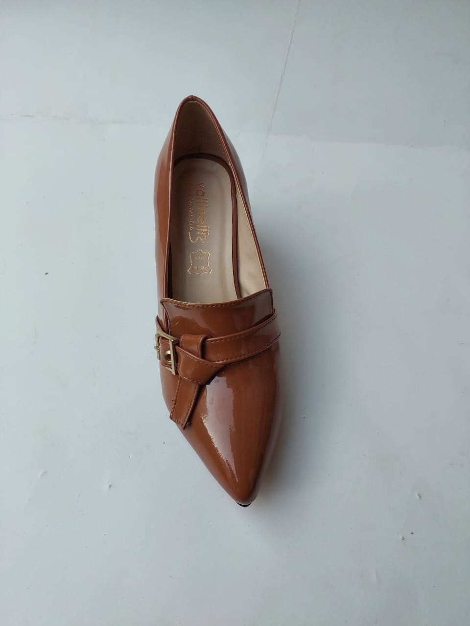 Mocassins camel vernis à talon bloc avec boucle dorée – Style chic et confortable