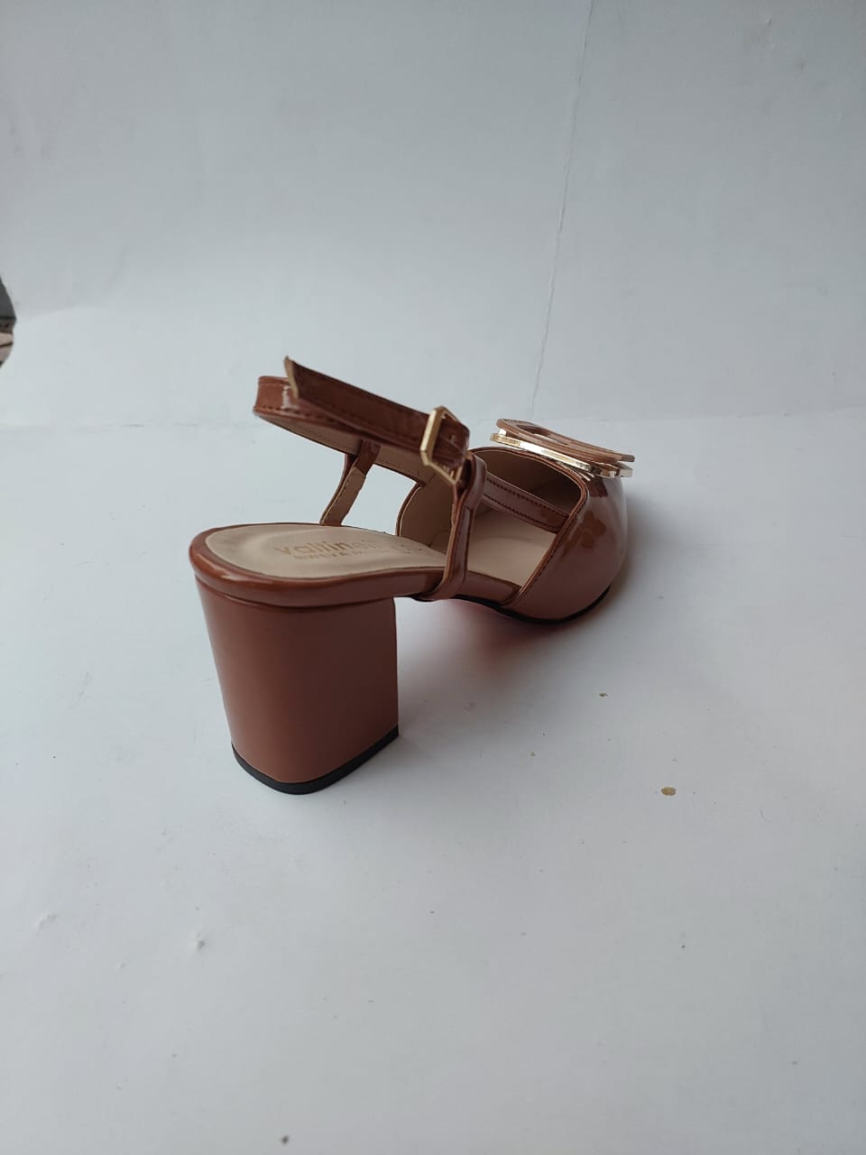 Slingback marron verni avec boucle dorée – Élégance & Confort