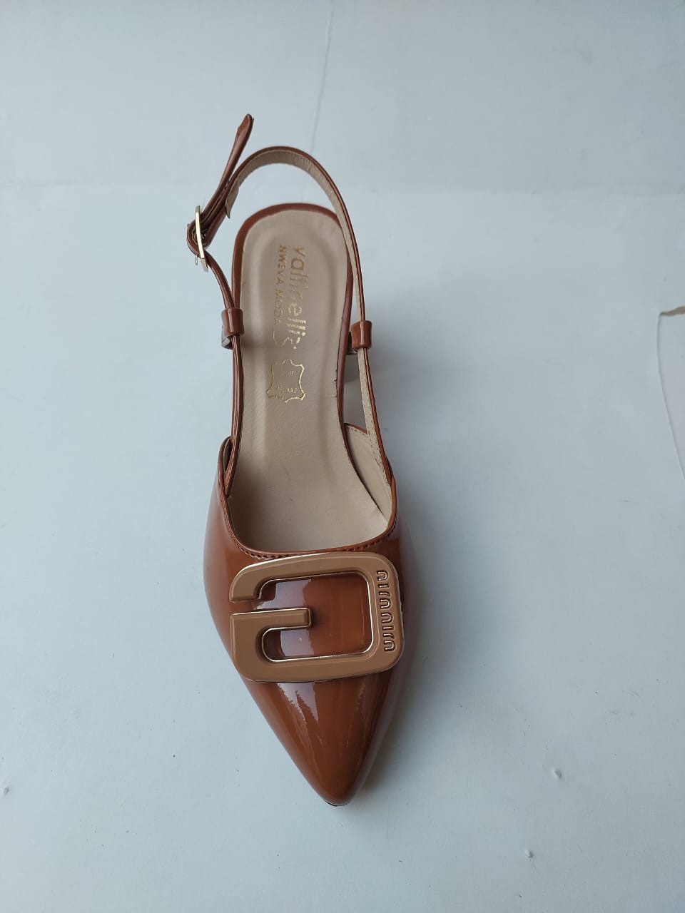 Slingback marron verni avec boucle dorée – Élégance & Confort