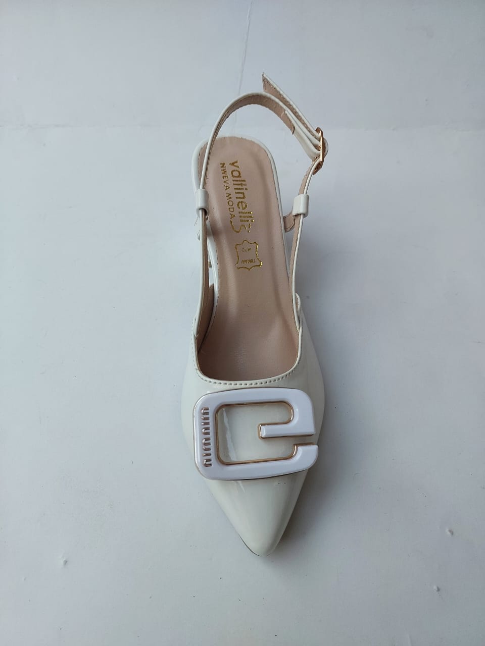 Slingback blanc verni avec boucle dorée – Élégance intemporelle