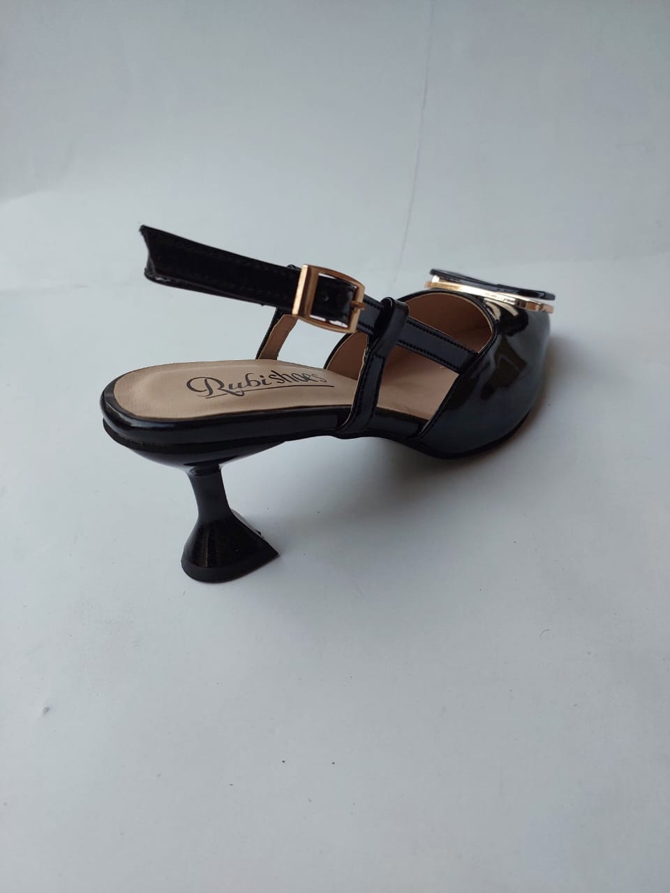 Slingback noir chic avec boucle carrée dorée – Confort & Élégance
