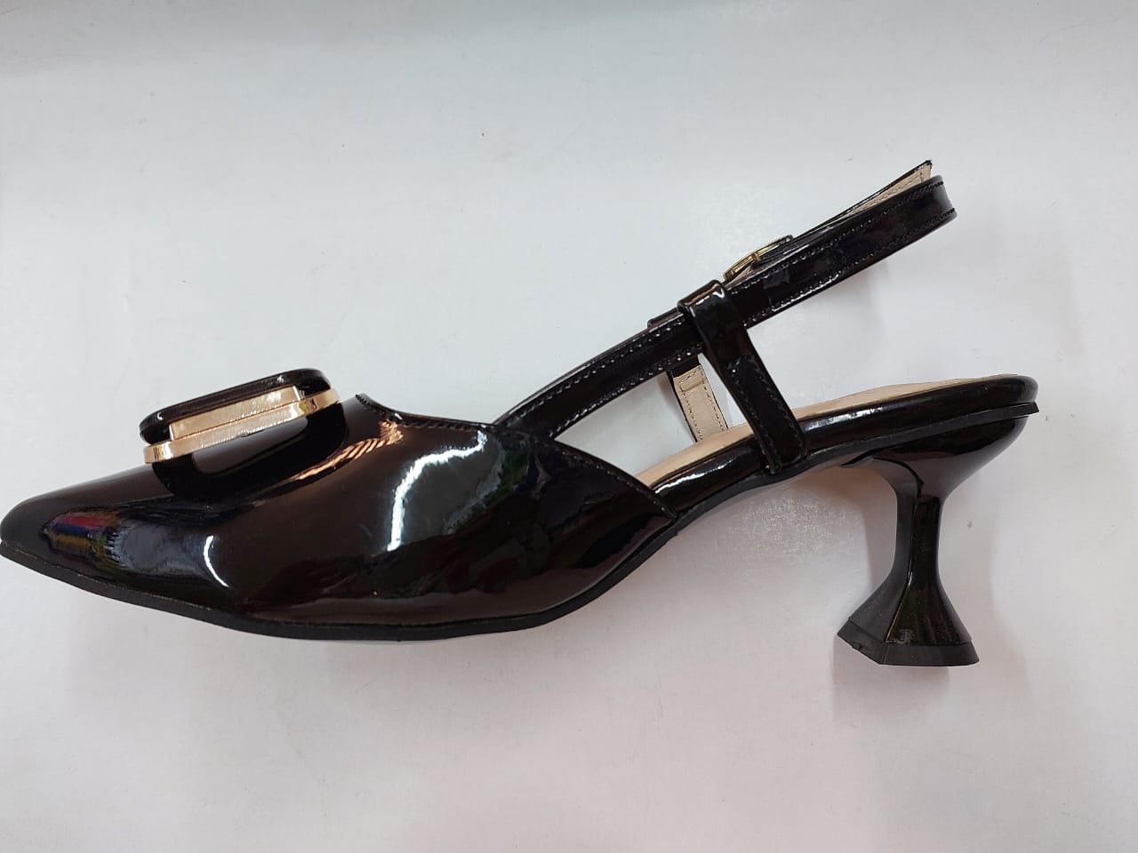 Slingback noir chic avec boucle carrée dorée – Confort & Élégance