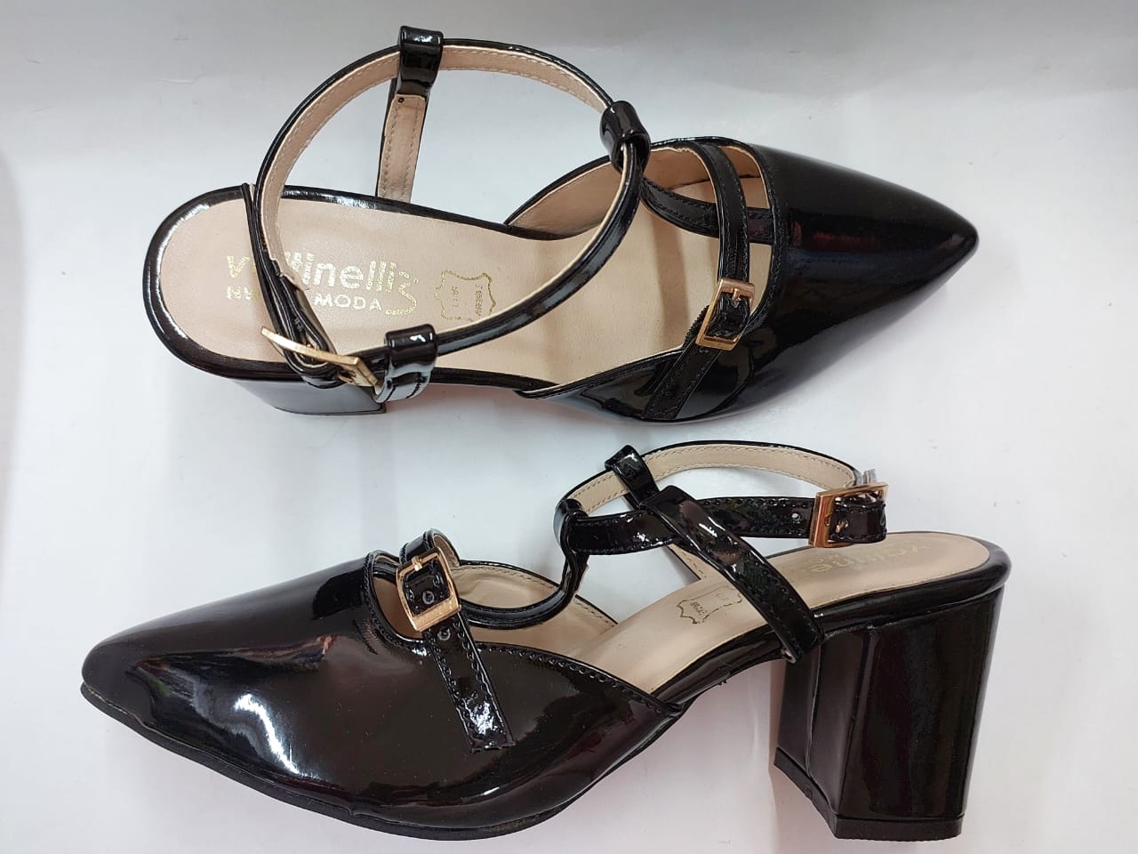 Escarpins noirs vernis à brides croisées et talon bloc – Élégance et confort