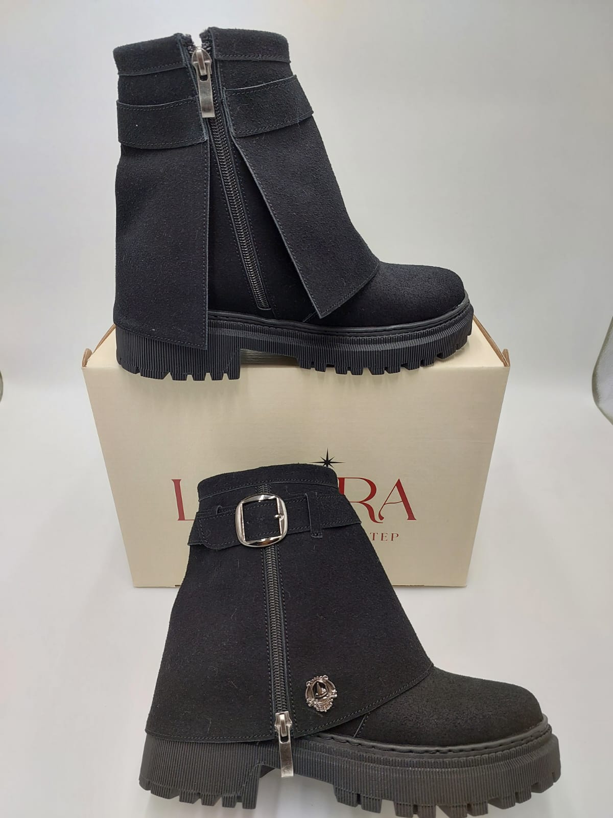 Bottines Lamira Noires à Rabat et Boucle Métallique – Style Urbain & Confort